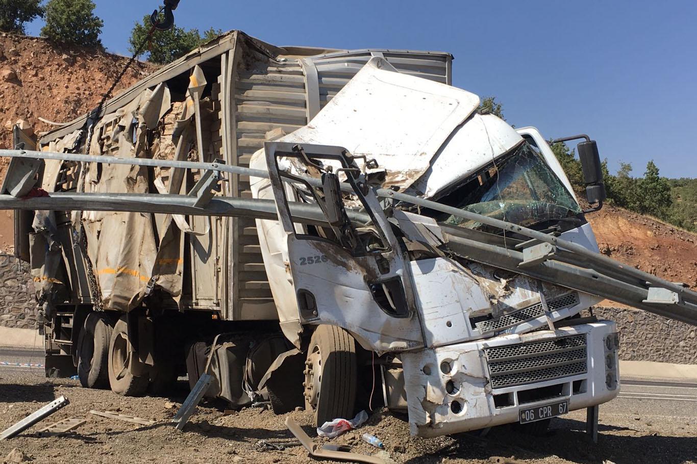 MEB'e ait kamyon kaza yaptı: Bir ölü